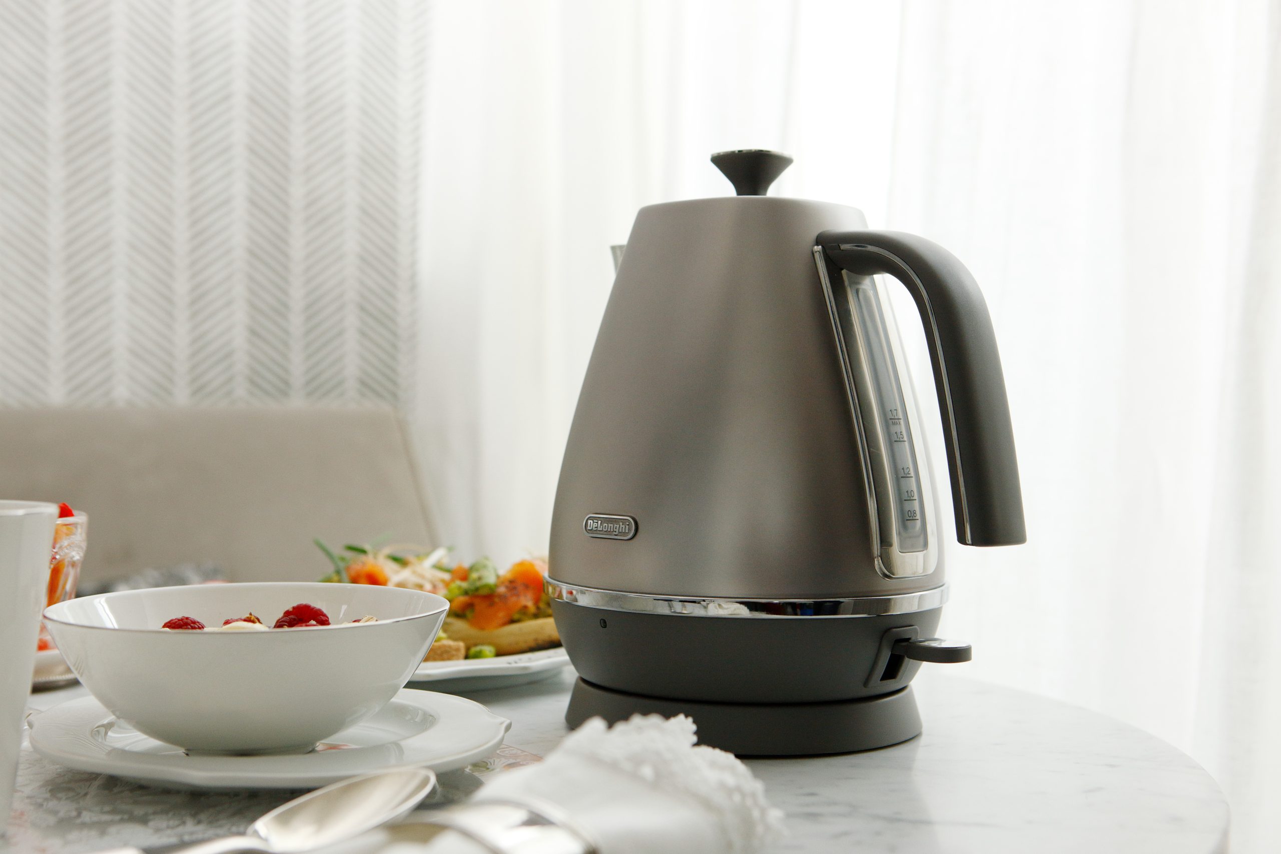 Delonghi Distinta Flair Kettle 1.7L Silver Adams